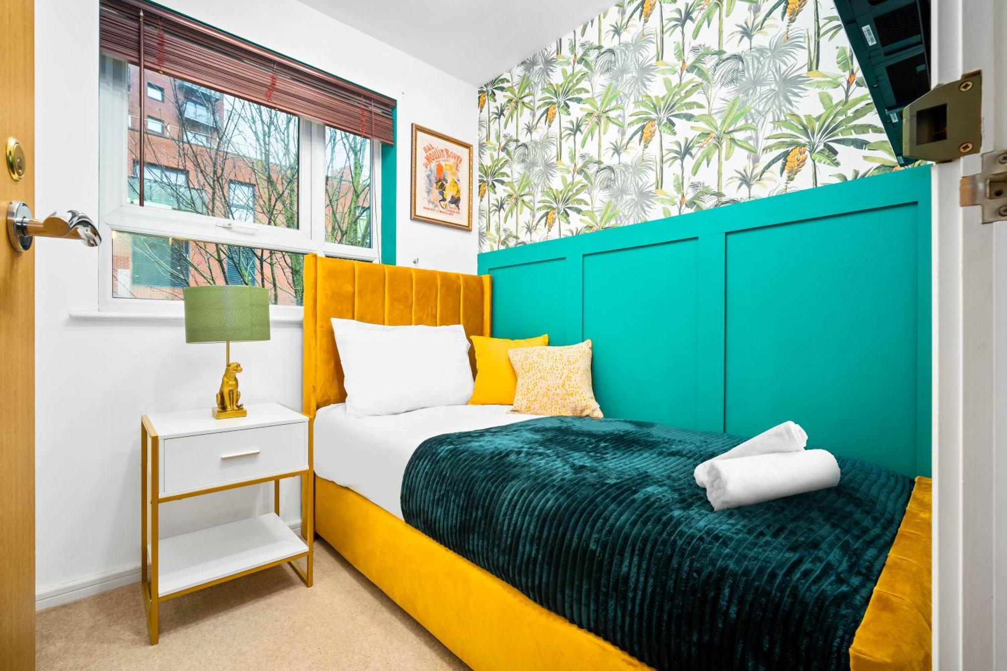 Stylish Manchester 4 Bed House W/Garden ✘ Sleeps 9 - Salford ☆ Free Parking → Smart Tvs In Every Bedroom ☆ Free Netflix & Ultra Fast Wifi ✪ 6 Min To City Centre, Close To Trafford Centre, Etihad Stadium, Manchester Arena, Clubs & More! 外观 照片