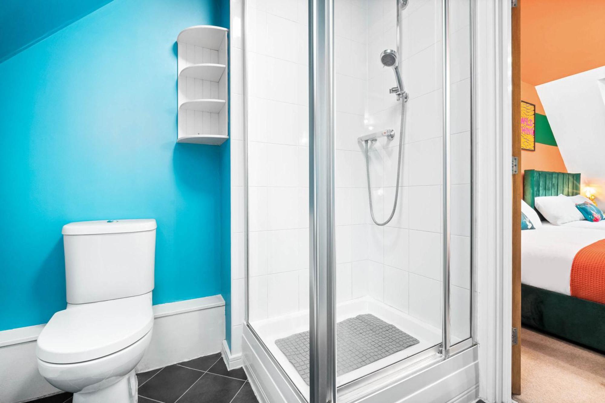 Stylish Manchester 4 Bed House W/Garden ✘ Sleeps 9 - Salford ☆ Free Parking → Smart Tvs In Every Bedroom ☆ Free Netflix & Ultra Fast Wifi ✪ 6 Min To City Centre, Close To Trafford Centre, Etihad Stadium, Manchester Arena, Clubs & More! 外观 照片